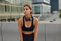 Hoe verbeteren hoortoestellen het welzijn van fitnessliefhebbers met gehoorverlies?